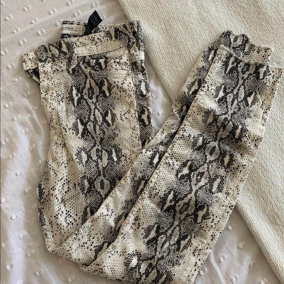 Snake print high waisted Zara jeans.size 25-27 - Picture 1 of 1